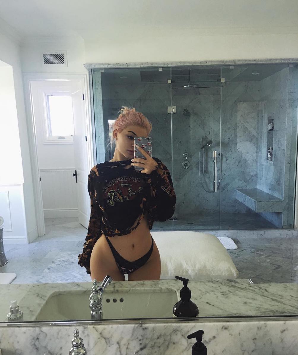 kylie-selfie