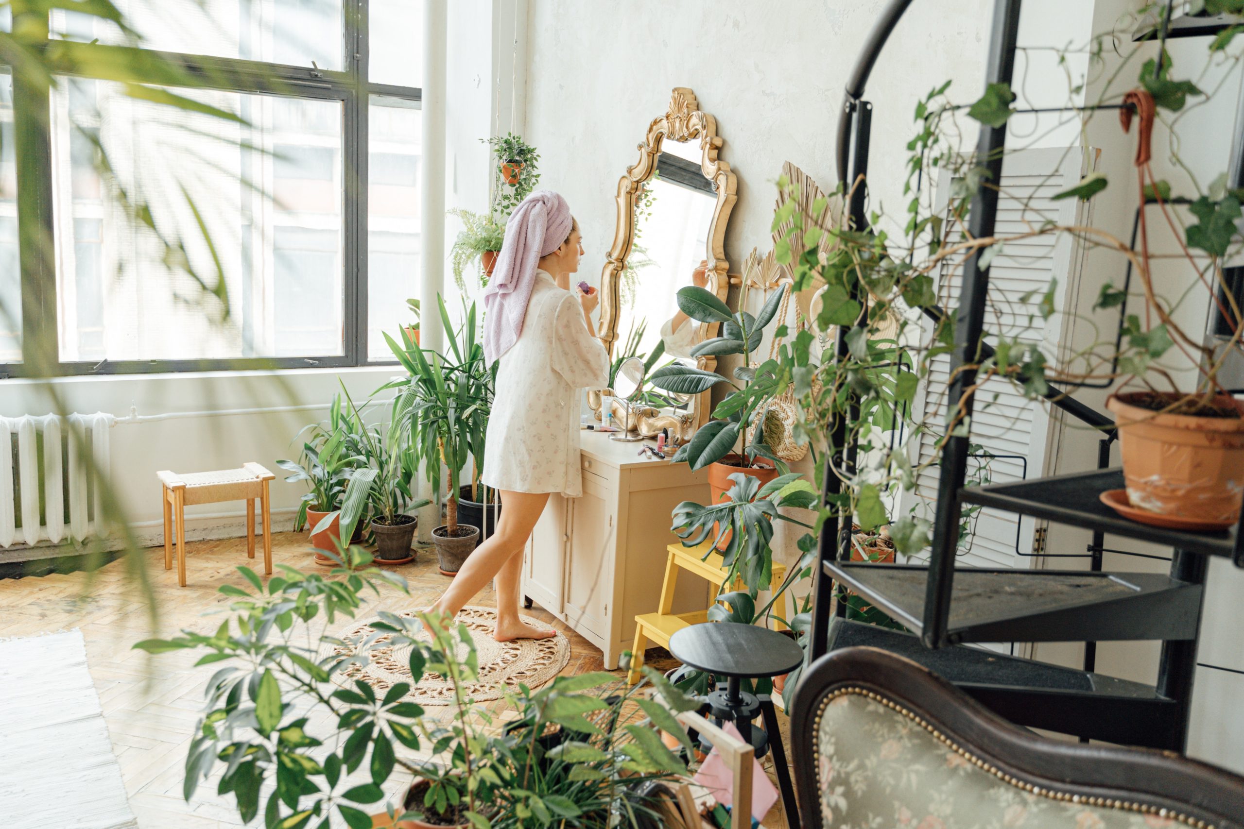 Skinny Mirrors, Mirror Meditation, and What They Say about Body Image